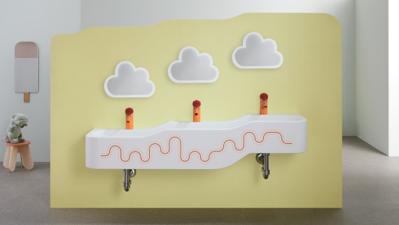 Spaţiu de joacă şi spălare Geberit Bambini în roşu carmin şi portocaliu Spaţiu de joacă şi spălare Geberit Bambini în roşu carmin şi portocaliu