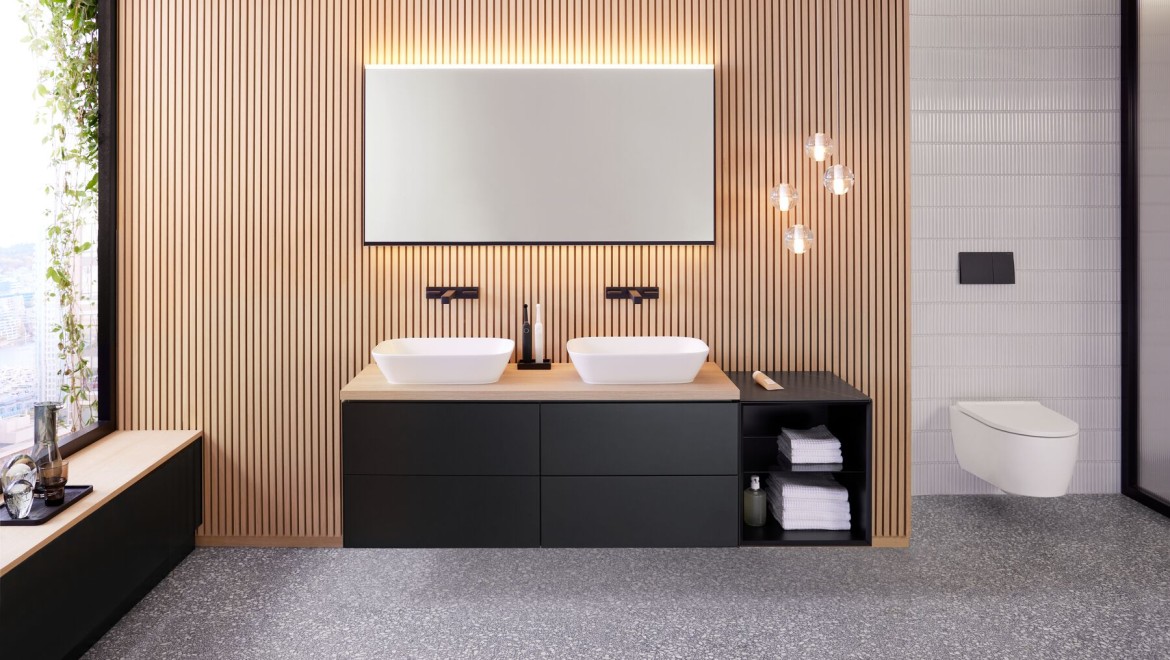 Geberit ONE combinată cu Geberit Option Plus Square 135 cm în culoarea negru mat. (© Geberit)