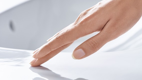 Lavoar cu glazură KeraTect curățat cu o perie Lavoar cu glazură KeraTect curățat cu o perie