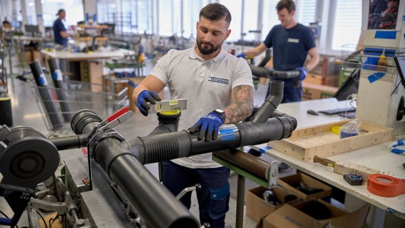 Prefabrication of a sound-insulated drainage system with Geberit Silent-db20 Prefabrication of a sound-insulated drainage system with Geberit Silent-db20