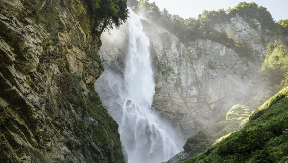 Cascadă impunătoare într-un peisaj verde (© Geberit)