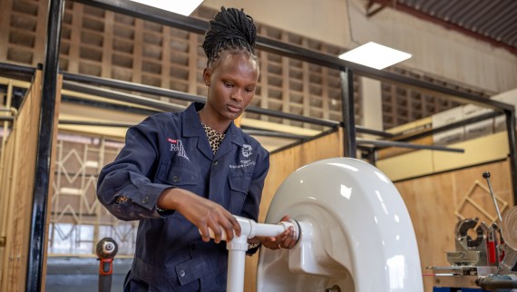 Un instalator care a absolvit programul de formare profesională al Fundației Hilti și Geberit din Kenya (©Patrick Meinhardt / GGImages / Fundația Hilti)