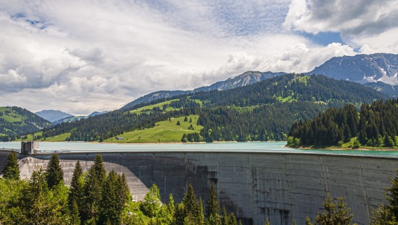 Baraj destinat producerii de energie electrică din surse hidroenergetice regenerabile (©wirestock/Freepik)