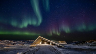 Centrul Icefjord în spectaculoasele lumini boreale ale nopții polare din Groenlanda (© Adam Mørk)