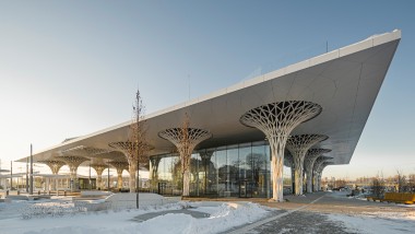 Cutie în cutie: Cubul de sticlă al gării metropolitane din Lublin este încorporat în structura cu un acoperiș și coloane traforate (© Rafał Chojnacki)