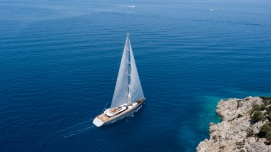 Un iaht cu vele de la șantierul naval ADA Yachting din Bodrum alunecă prin Marea Mediterană (© ADA Yachting)