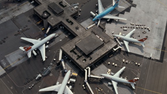 Vedere de sus a Terminalului B de la Aeroportul Zurich (începutul anilor 1980) (© Swissair)