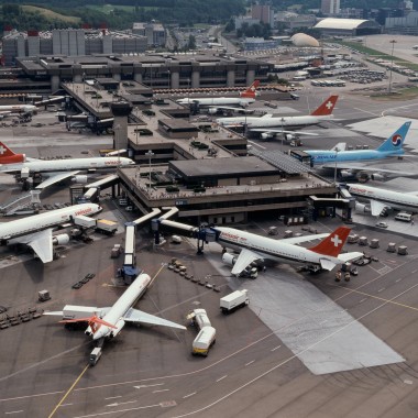 Vedere de sus a terminalului B din Zurich din anii 1980 (© Swissair)