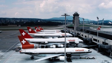 Aeronave ale fostei companii Swissair sunt parcate la dana Terminalului A din Zurich în anii 1980 (© ETH-Bibliothek Zürich)