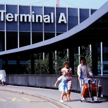 Pietoni în fața Terminalului A în 1985 (© Swissair)