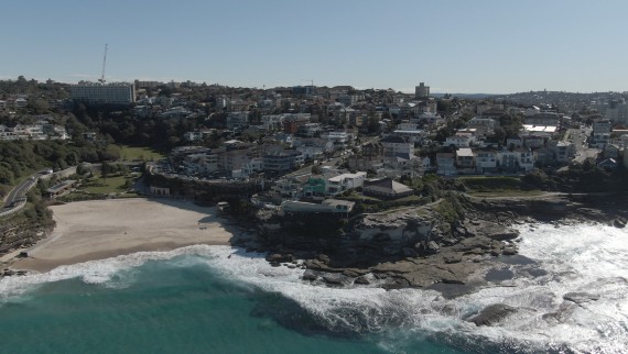 Vedere a casei Tamarama de pe coasta orașului Sydney, Australia (© Geberit)
