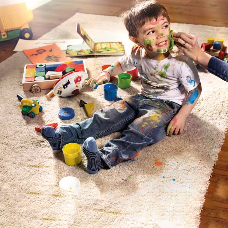 Copil acoperit cu vopsea Copil acoperit cu vopsea