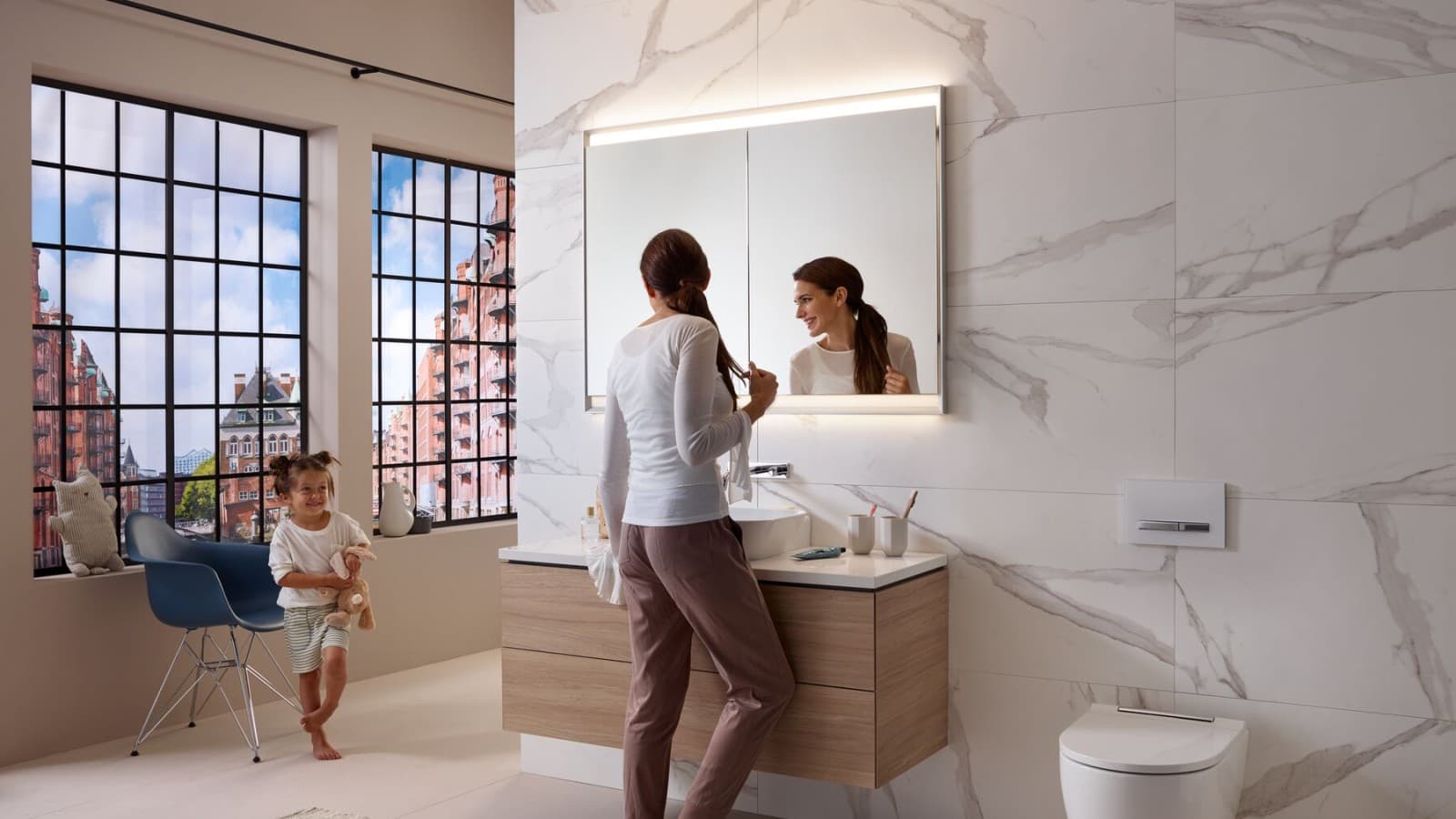 Mamă şi copil într-o baie cu Geberit ComfortLight Mamă şi copil într-o baie cu Geberit ComfortLight
