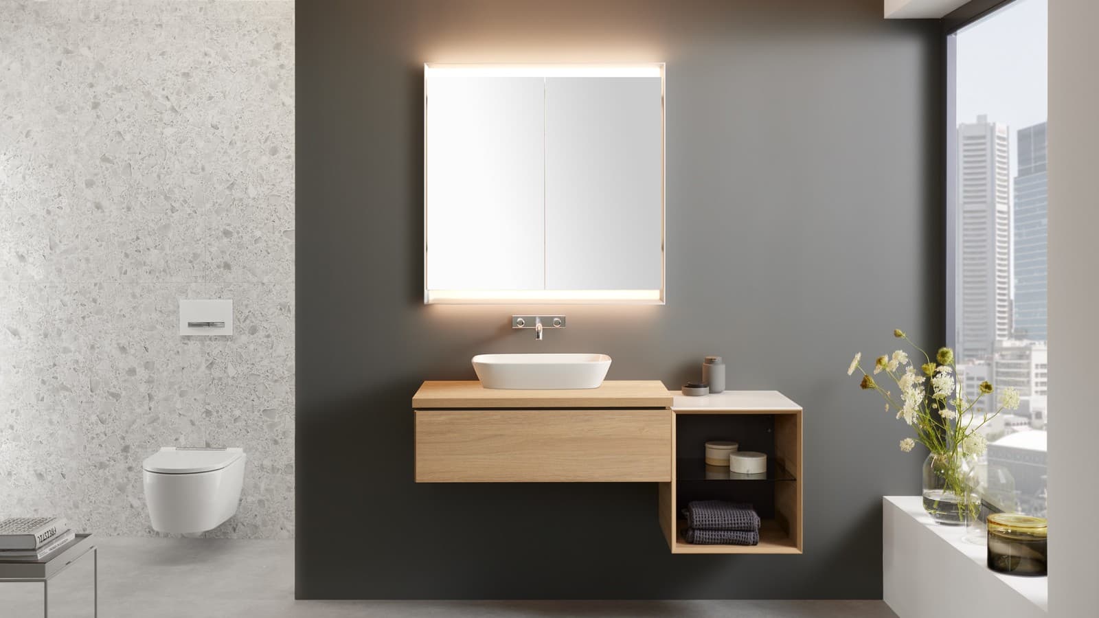 Baie Geberit ONE cu dulap cu oglindă (© Geberit) Baie Geberit ONE cu dulap cu oglindă (© Geberit)
