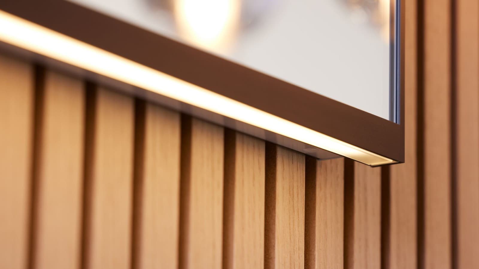 Geberit Option Plus dreptunghiulară 135 cm în culoarea negru mat cu banda de lumină indirectă (© Geberit) Geberit Option Plus dreptunghiulară 135 cm în culoarea negru mat cu banda de lumină indirectă (© Geberit)