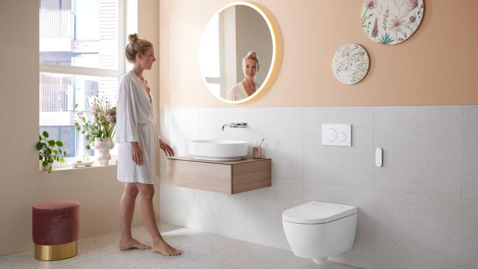 Femeie în baie cu Geberit AquaClean Alba Femeie în baie cu Geberit AquaClean Alba