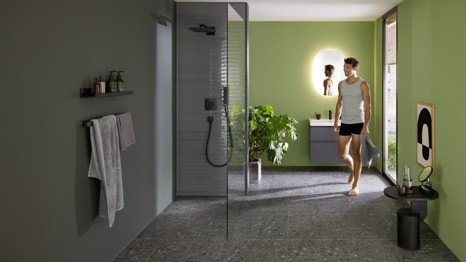 Bărbat în baie cu Geberit CleanLine30 Bărbat în baie cu Geberit CleanLine30