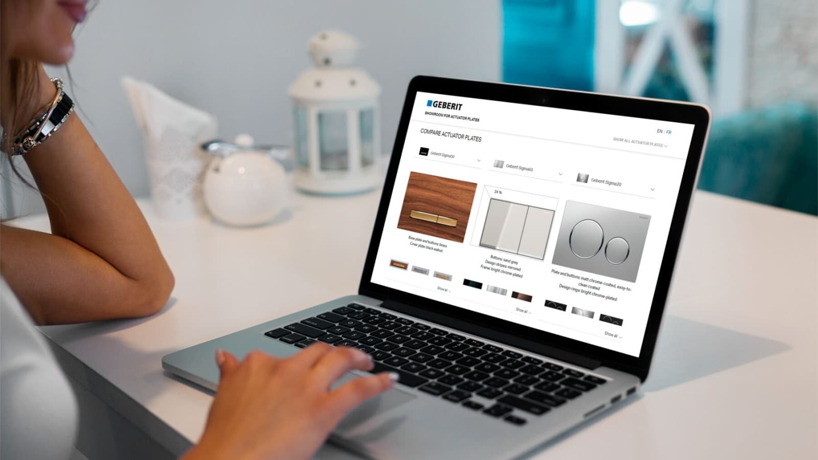 Doamna compară clapetele de acţionare a spălării de la Geberit Doamna compară clapetele de acţionare a spălării de la Geberit