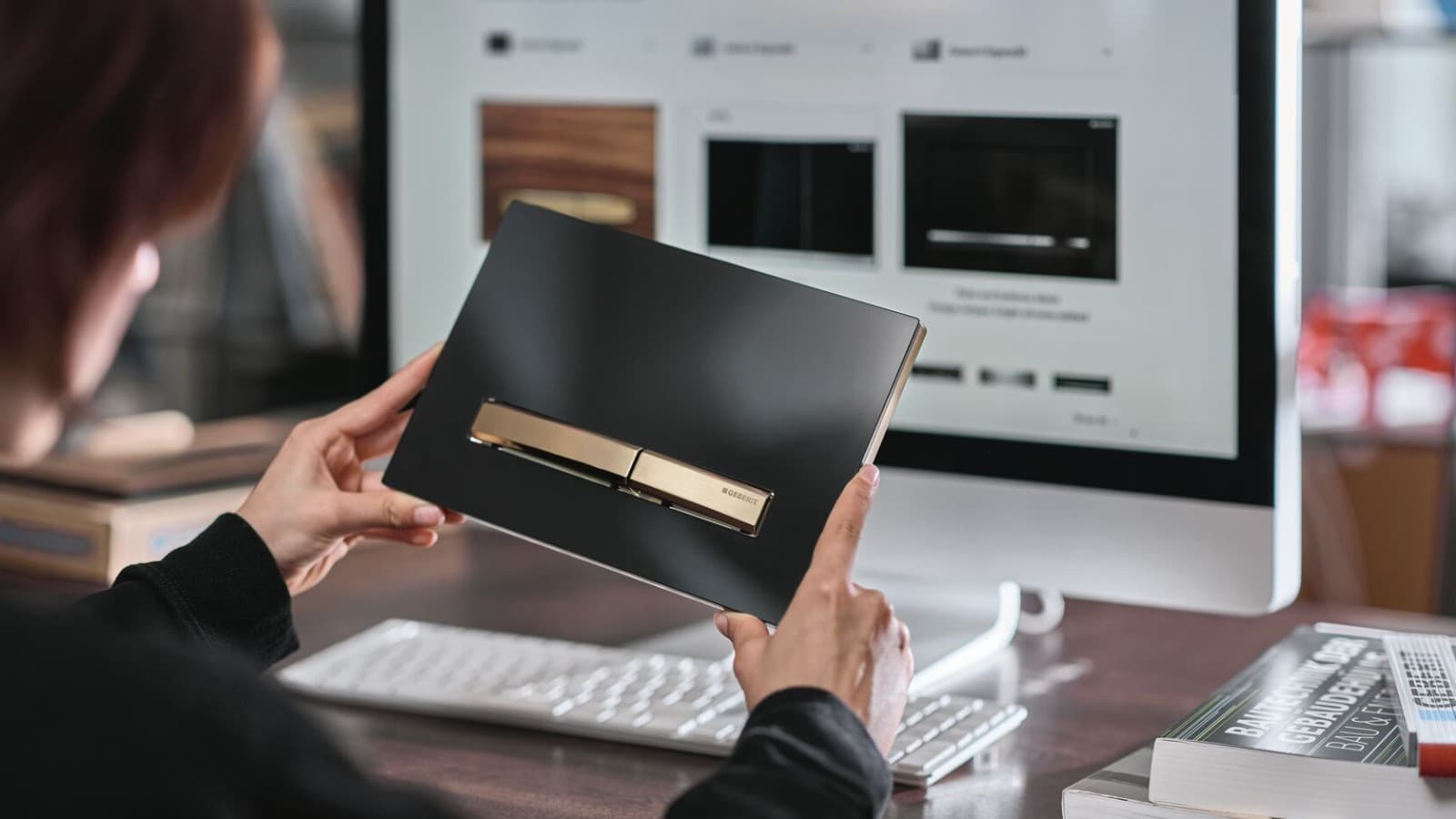 Femeie cu clapetă de acţionare Geberit Sigma50 cu buton din aur roz Femeie cu clapetă de acţionare Geberit Sigma50 cu buton din aur roz