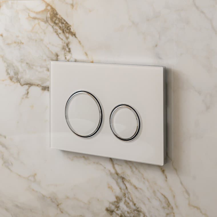 Clapetă de acționare albă Geberit Sigma50 cu inele decorative argintii Clapetă de acționare albă Geberit Sigma50 cu inele decorative argintii