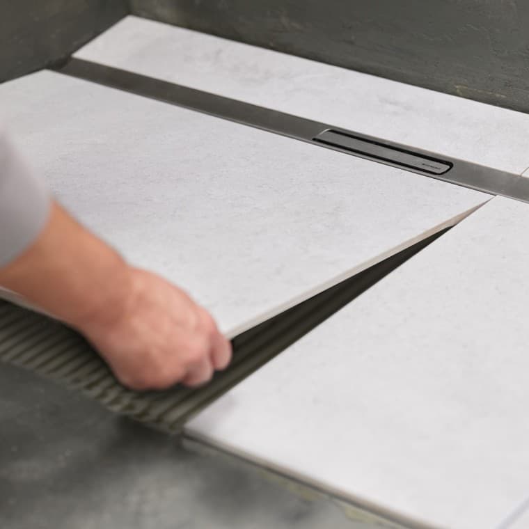 Cârligele de pe rigola de duș asigură o fixare sigură în podea. Cârligele de pe rigola de duș asigură o fixare sigură în podea.