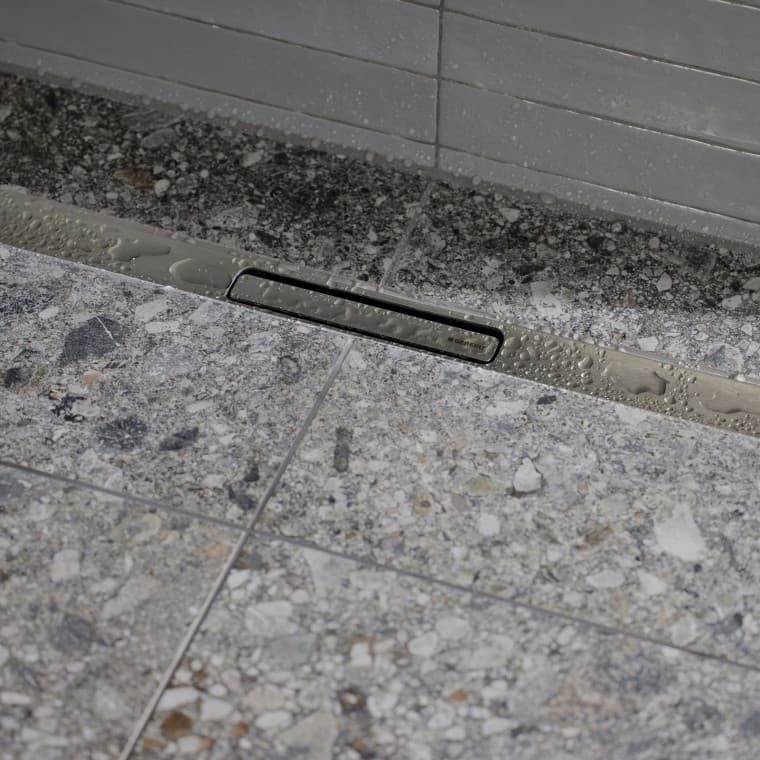 Apa se scurge printr-un profil elegant din oțel inoxidabil. Apa se scurge printr-un profil elegant din oțel inoxidabil.