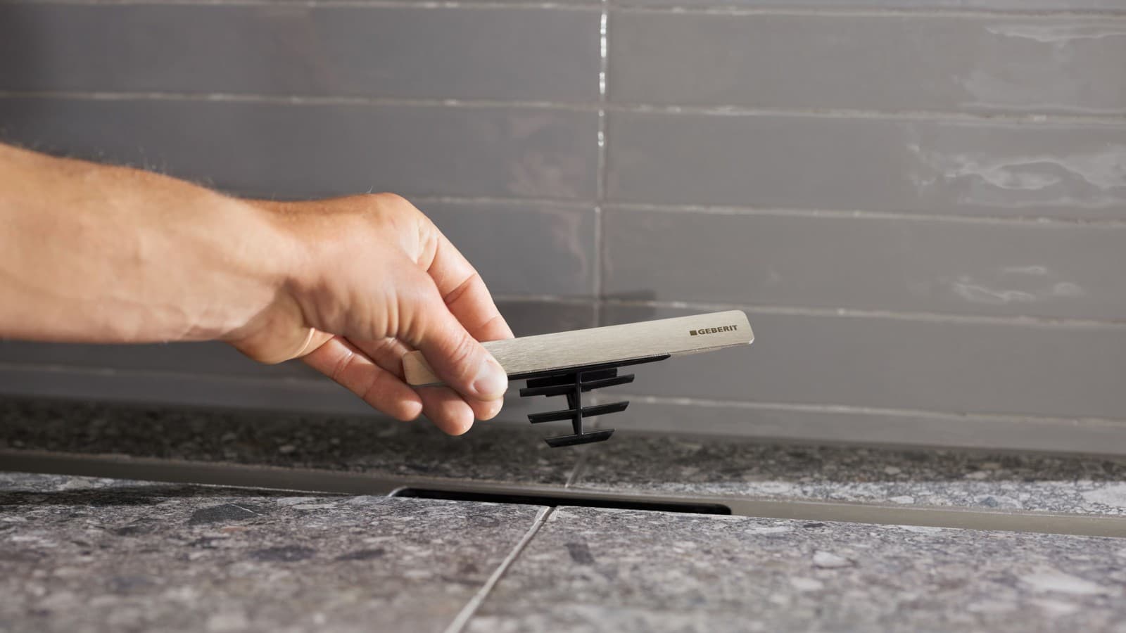 Rigola de duș Geberit din gama CleanLine cu inserție tip pieptene integrată Rigola de duș Geberit din gama CleanLine cu inserție tip pieptene integrată