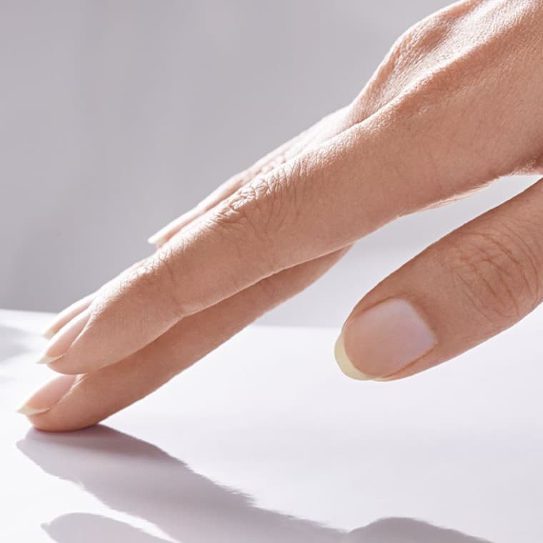 Mâna trecută peste o suprafaţă ceramică Mâna trecută peste o suprafaţă ceramică