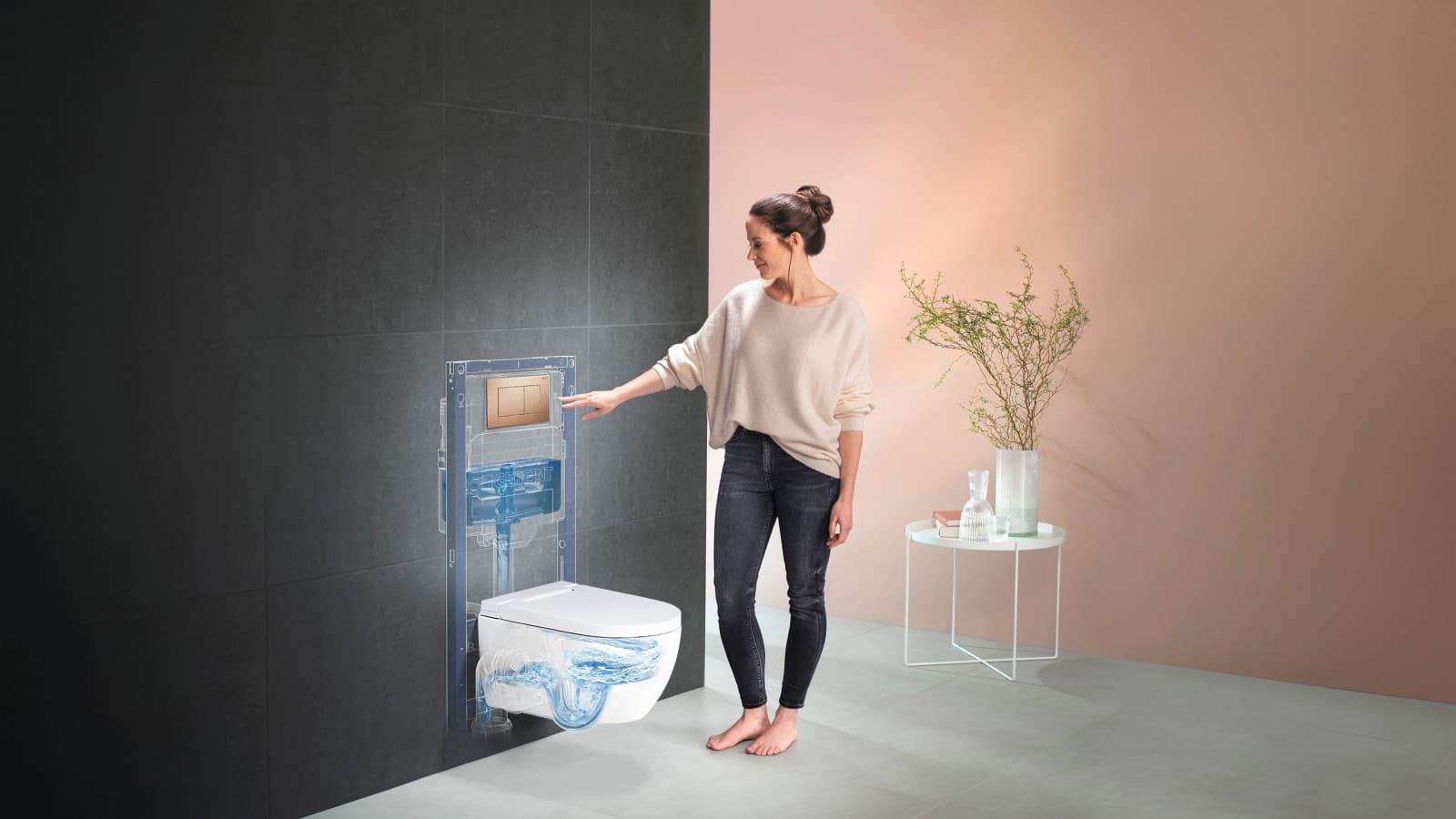 Femeie lângă Geberit AquaClean Alba Femeie lângă Geberit AquaClean Alba