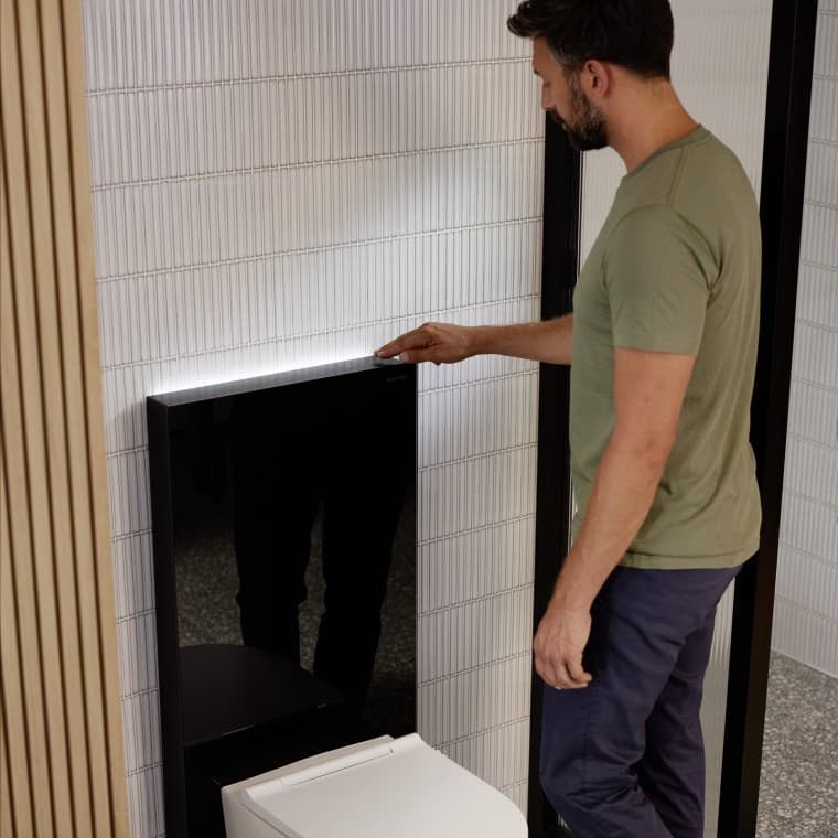 Bărbat lângă modulul sanitar Geberit Monolith Plus Bărbat lângă modulul sanitar Geberit Monolith Plus