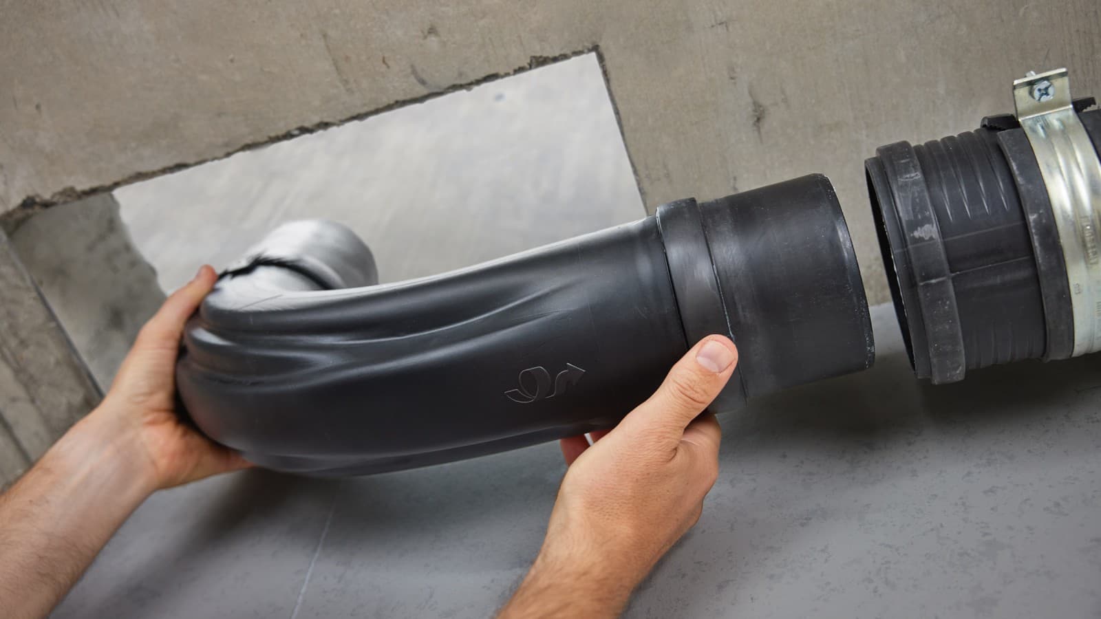 Cotul Geberit BottomTurn este mai rapid și mai ușor de instalat decât două coturi de 45°. Cotul Geberit BottomTurn este mai rapid și mai ușor de instalat decât două coturi de 45°.