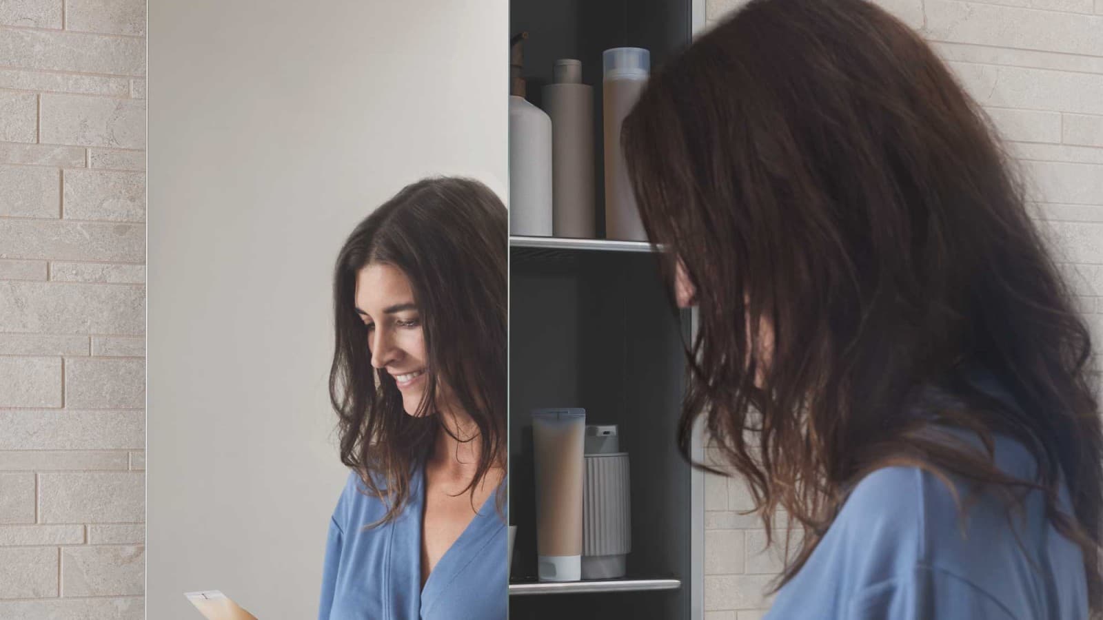 Cutia de nișă din seria pentru baie Geberit Acanto creează mai mult spațiu de depozitare în baie. Cutia de nișă din seria pentru baie Geberit Acanto creează mai mult spațiu de depozitare în baie.