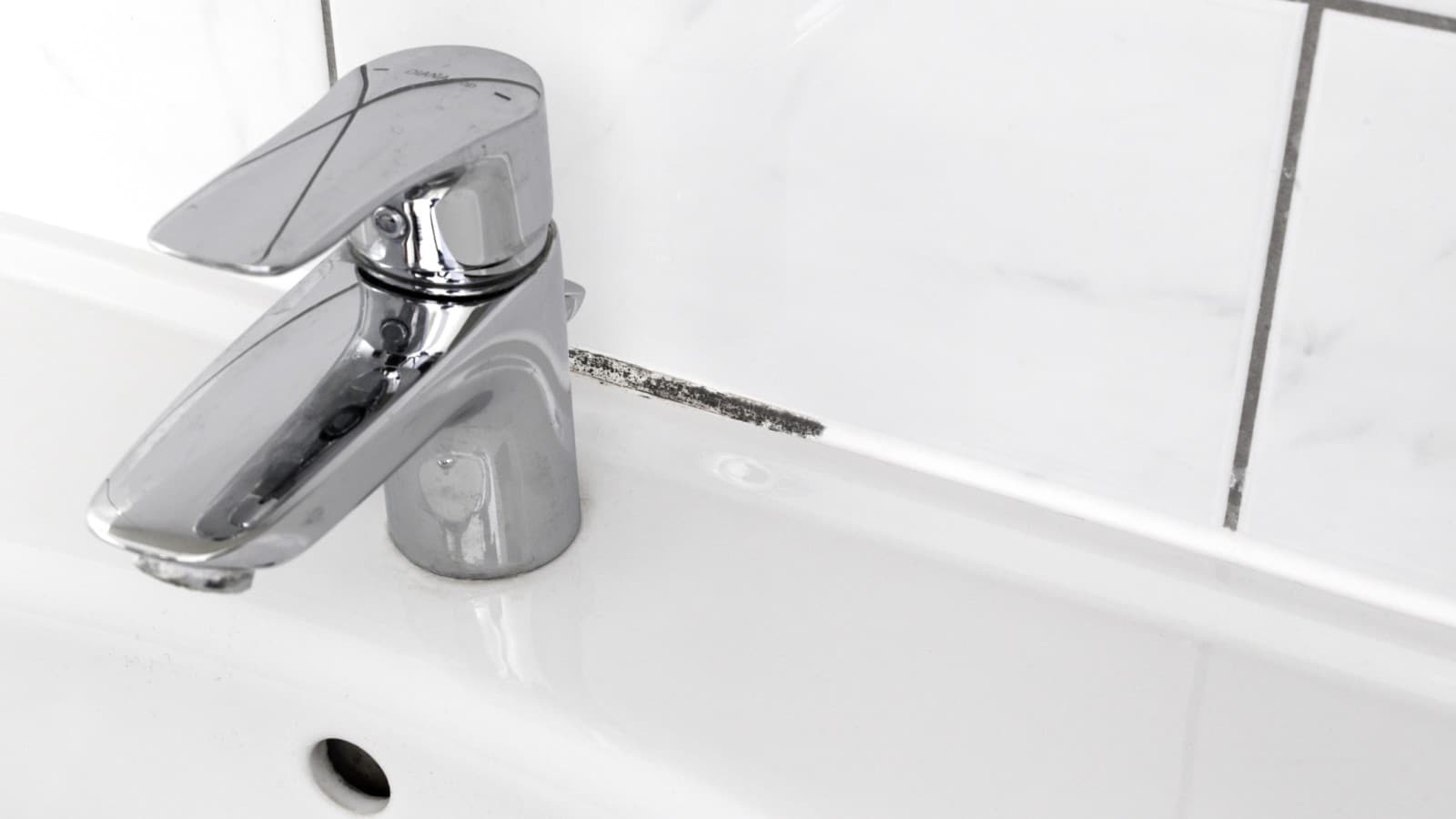 Mucegai în liniile de chit din baie Mucegai în liniile de chit din baie