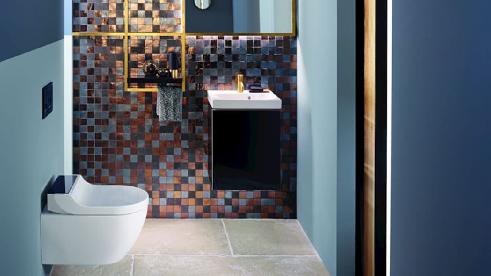 Tonurile de auriu şi cupru conferă căldură acestui vas WC pentru oaspeţi Tonurile de auriu şi cupru conferă căldură acestui vas WC pentru oaspeţi