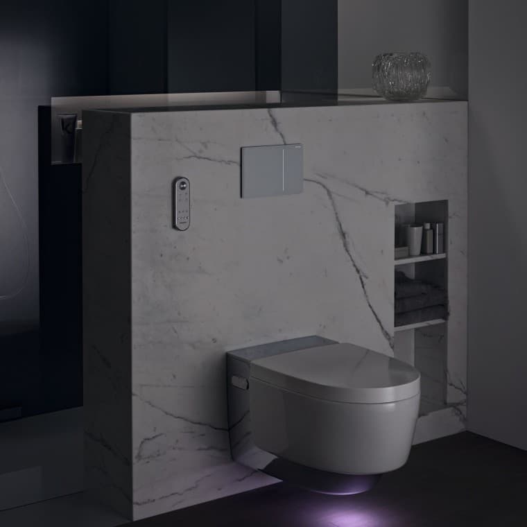 Geberit AquaClean Mera Comfort cromat cu lumină de orientare (© Geberit) Geberit AquaClean Mera Comfort cromat cu lumină de orientare (© Geberit)