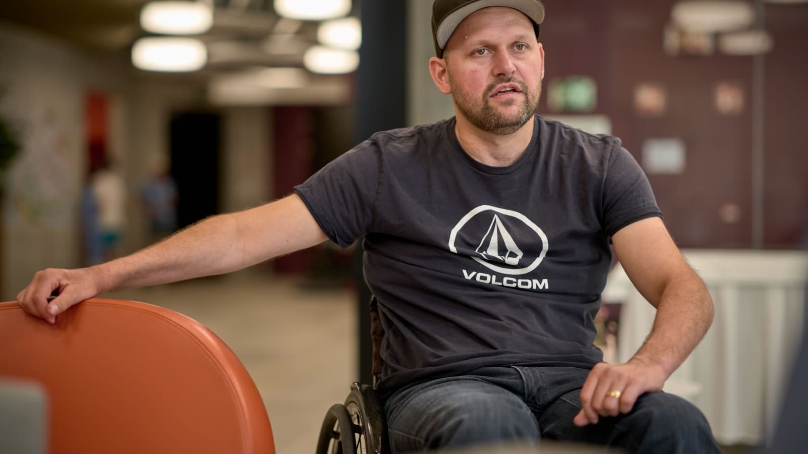 De vorbă cu Peter Roos la Centrul elvețian pentru paraplegici din Nottwil (© Ben Huggler) De vorbă cu Peter Roos la Centrul elvețian pentru paraplegici din Nottwil (© Ben Huggler)