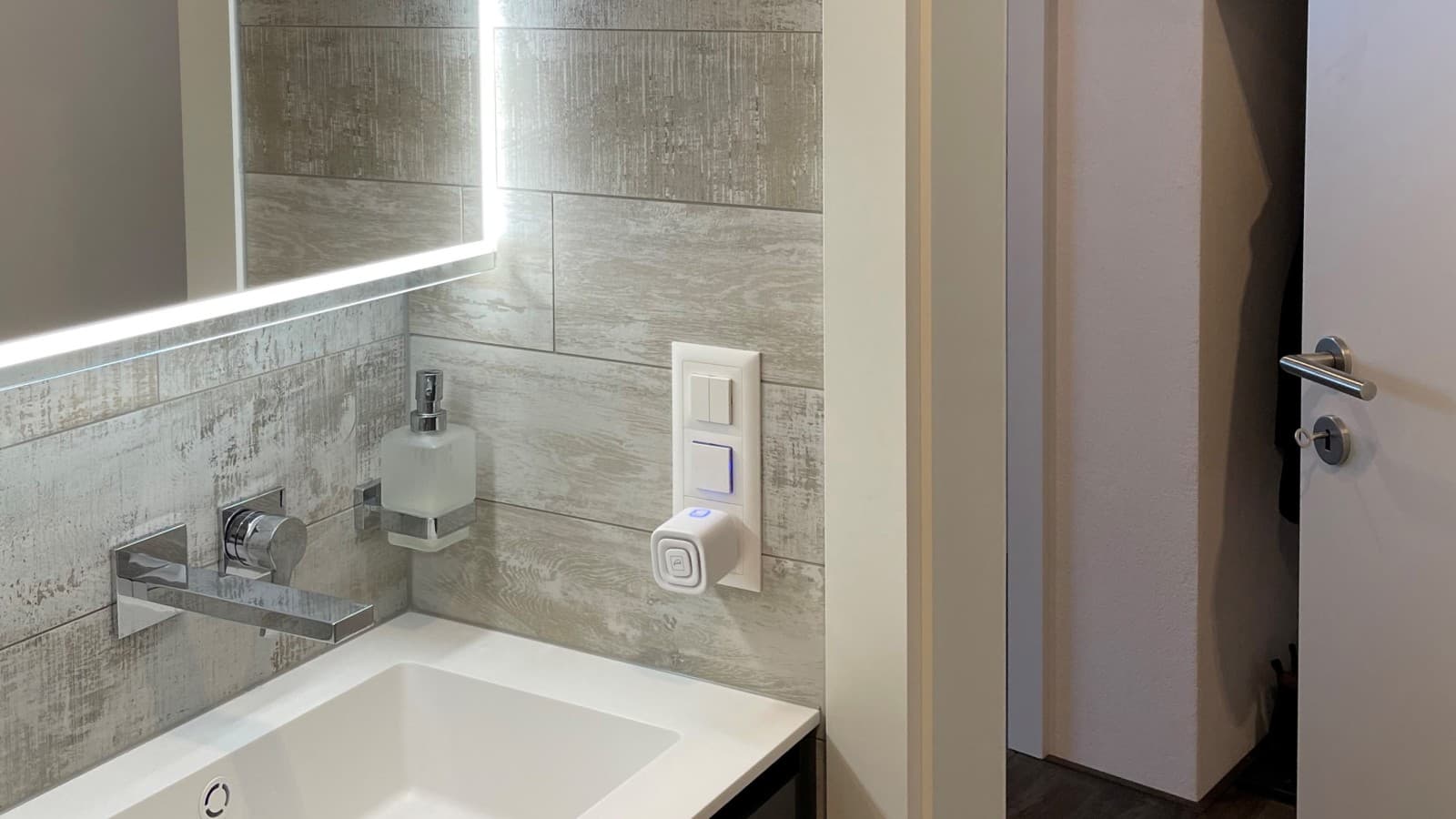 O uşă care se deschide spre exterior economiseşte spaţiu în baie. O uşă care se deschide spre exterior economiseşte spaţiu în baie.