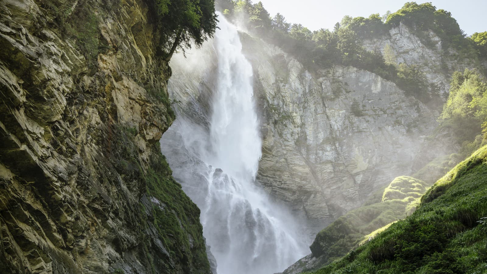 Cascadă impunătoare într-un peisaj verde (© Geberit) Cascadă impunătoare într-un peisaj verde (© Geberit)