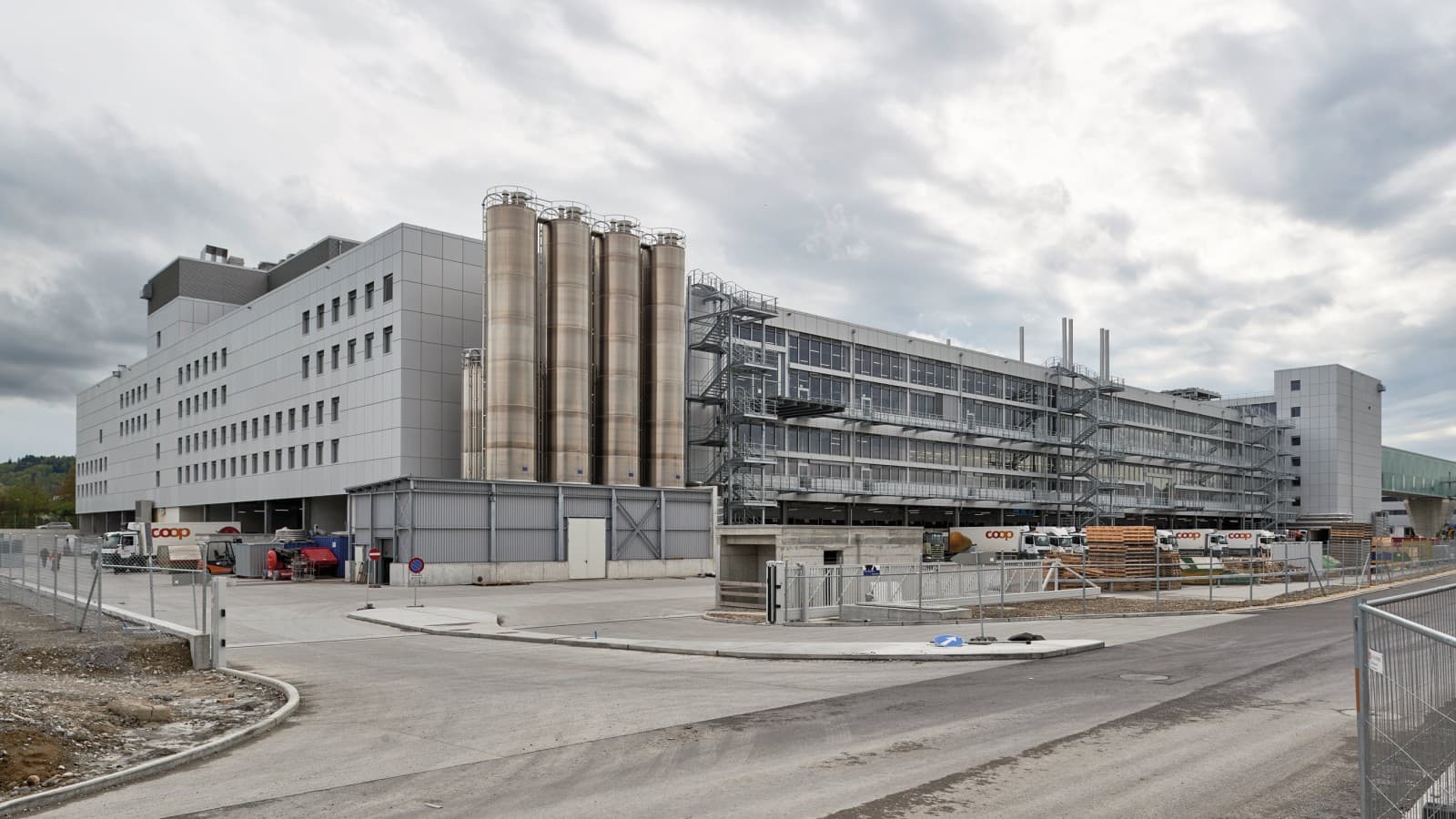 Sediul Coop dispune de un depozit frigorific complet automatizat, o brutărie și o patiserie de mari dimensiuni, un centru de reciclare, spații de birouri și chiar propria centrală electrică pe bază de biomasă. Sediul Coop dispune de un depozit frigorific complet automatizat, o brutărie și o patiserie de mari dimensiuni, un centru de reciclare, spații de birouri și chiar propria centrală electrică pe bază de biomasă.