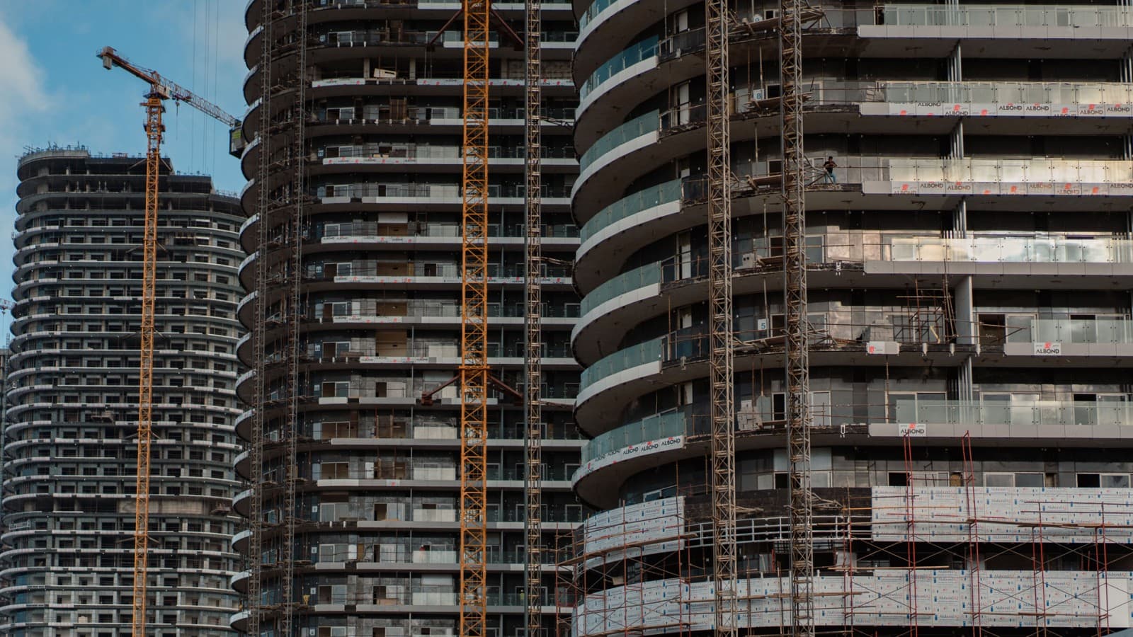 Orașul New Alamein cuprinde 18 turnuri Orașul New Alamein cuprinde 18 turnuri