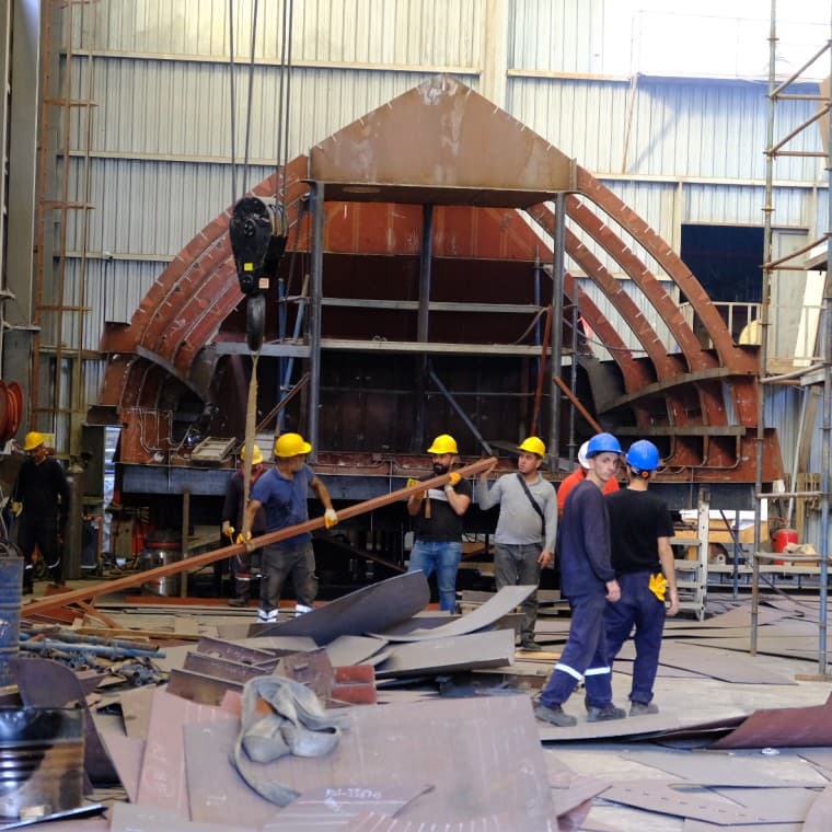 Șantierul naval ADA Yachting din Bodrum este un stup de activitate. Construcția iahtului necesită numeroși muncitori calificați și durează doi ani buni. (© Serkan Ali Çiftçi) Șantierul naval ADA Yachting din Bodrum este un stup de activitate. Construcția iahtului necesită numeroși muncitori calificați și durează doi ani buni. (© Serkan Ali Çiftçi)