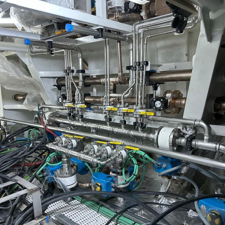 Așa arată sala motoarelor unui iaht de la șantierul naval Su Marine. Țevile din oțel inoxidabil Mapress și conductele CuNiFe sunt instalate într-un spațiu foarte restrâns. (© Su Marine Yachting) Așa arată sala motoarelor unui iaht de la șantierul naval Su Marine. Țevile din oțel inoxidabil Mapress și conductele CuNiFe sunt instalate într-un spațiu foarte restrâns. (© Su Marine Yachting)