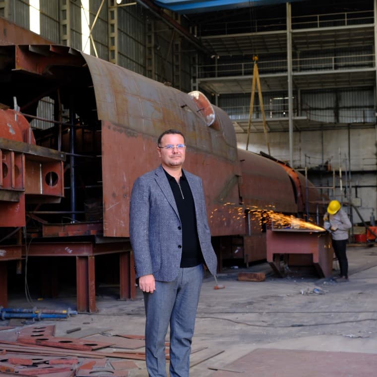 Directorul general Onun Tekir într-unul dintre atelierele de lucru de la șantierul naval ADA Yachting din Bodrum. Aici se construiește un iaht de 50 de metri pentru un client italian. (© Serkan Ali Çiftçi) Directorul general Onun Tekir într-unul dintre atelierele de lucru de la șantierul naval ADA Yachting din Bodrum. Aici se construiește un iaht de 50 de metri pentru un client italian. (© Serkan Ali Çiftçi)