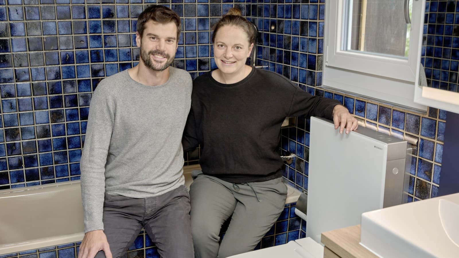 Tobias Wildbrett și Manuela Weibel sunt încântați de baia lor renovată cu gust – și de Geberit Monolith (© Ben Huggler) Tobias Wildbrett și Manuela Weibel sunt încântați de baia lor renovată cu gust – și de Geberit Monolith (© Ben Huggler)
