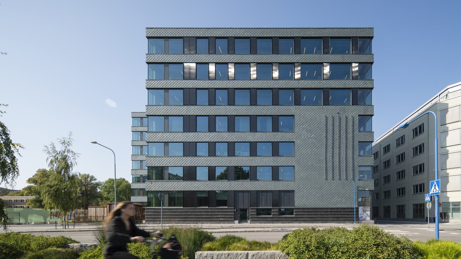 Fațada din ardezie și panourile solare integrate asigură eficiența energetică (© baraBild) Fațada din ardezie și panourile solare integrate asigură eficiența energetică (© baraBild)