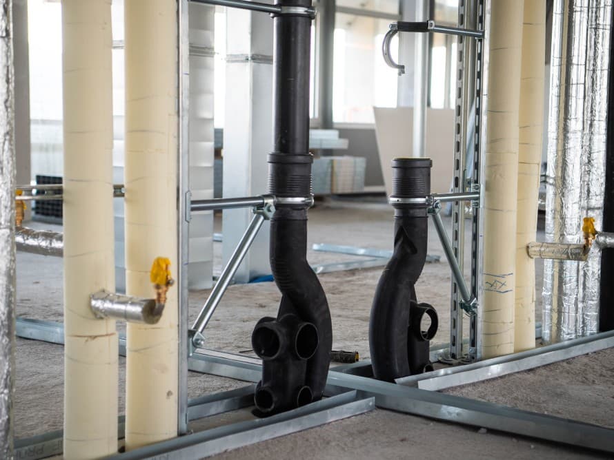 Țeavă de evacuare cu Geberit Silent-db20 SuperTube în clădirea rezidențială OMU 93 renovată Țeavă de evacuare cu Geberit Silent-db20 SuperTube în clădirea rezidențială OMU 93 renovată