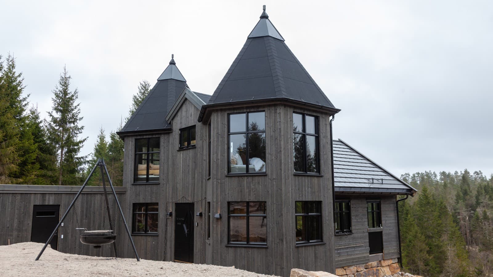 Un mic castel de basm, construit în întregime din lemn în pădurile din sudul Norvegiei, poate fi închiriat pentru o vacanță în familie (© Geberit) Un mic castel de basm, construit în întregime din lemn în pădurile din sudul Norvegiei, poate fi închiriat pentru o vacanță în familie (© Geberit)