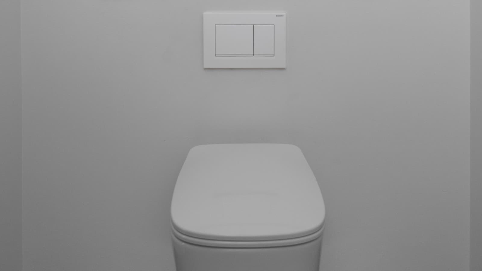 Baie cu clapetă de acționare Geberit Sigma30 (© Geberit) Baie cu clapetă de acționare Geberit Sigma30 (© Geberit)
