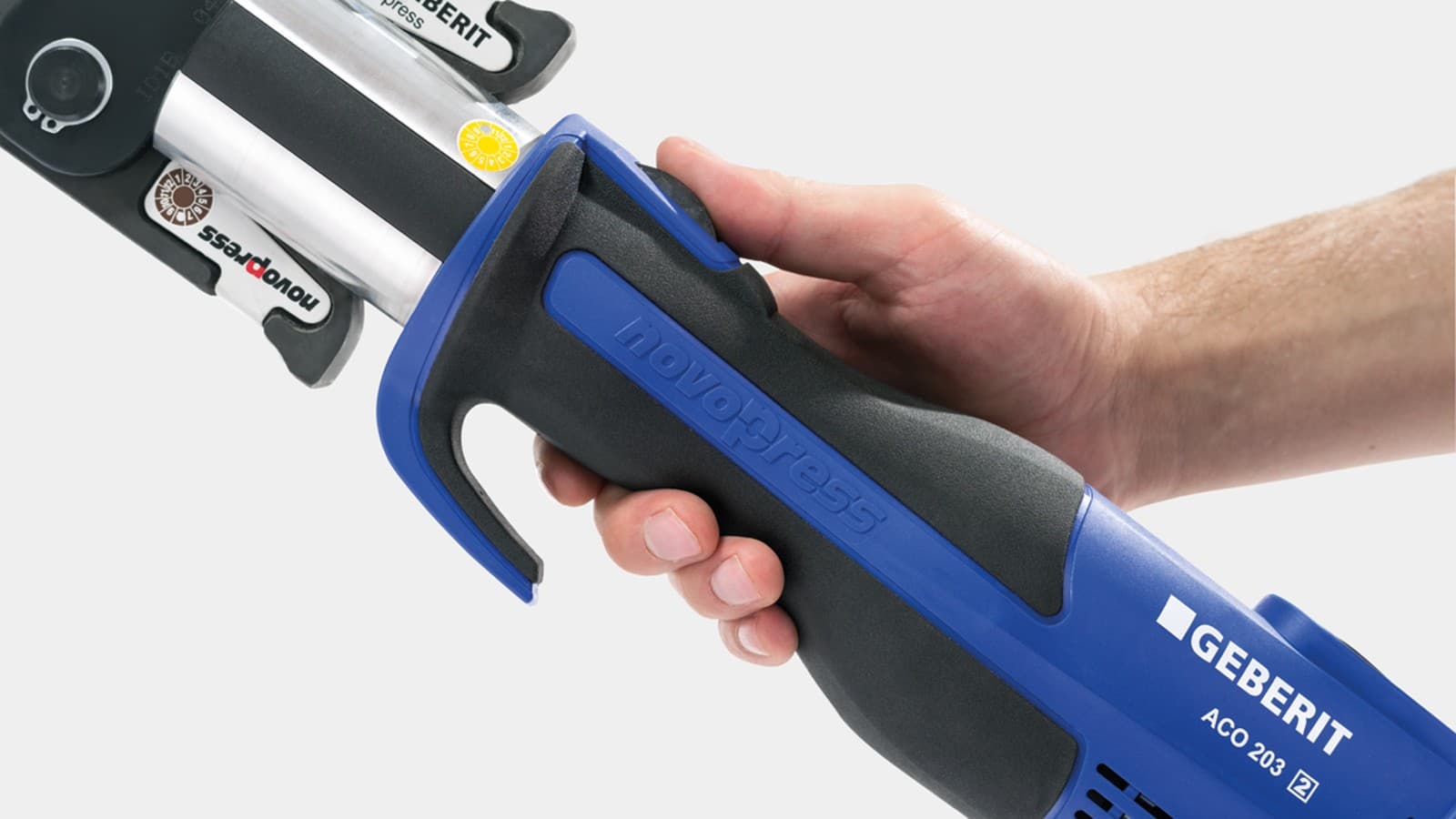 Operarea ergonomică a uneltei de presare cu mâner compact şi rezistent la alunecare Operarea ergonomică a uneltei de presare cu mâner compact şi rezistent la alunecare