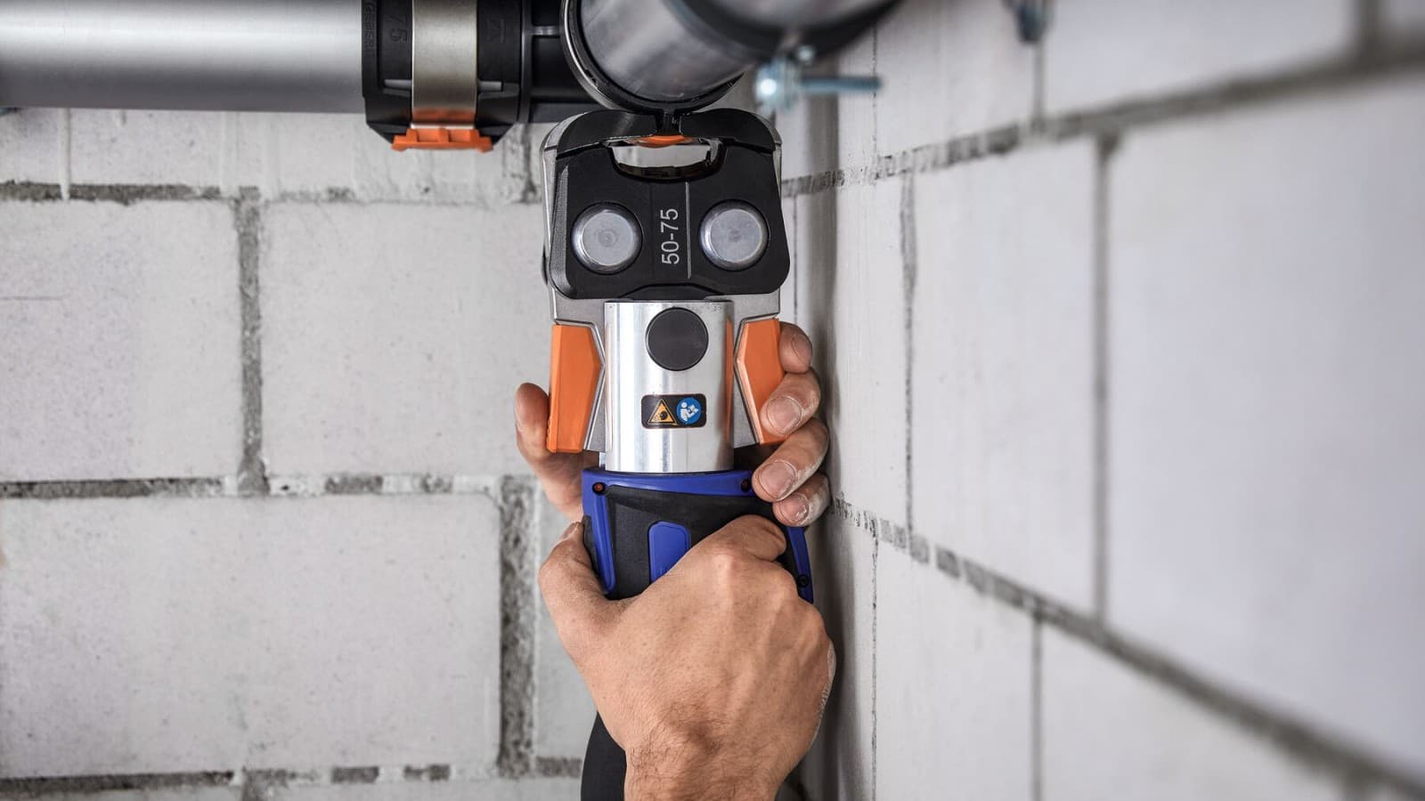 Geberit FlowFit poate fi presat în locuri înguste Geberit FlowFit poate fi presat în locuri înguste